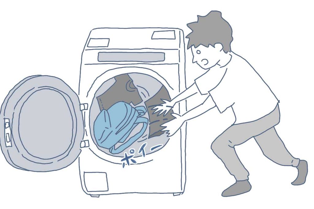 洗濯機で服を洗う
